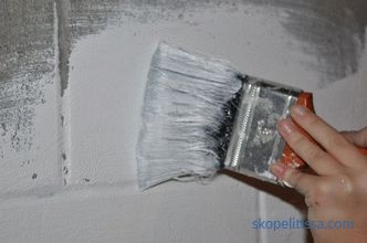 Beton temeli için boya, taban için dışardan evin temelini boyamak, tabanını boyamak