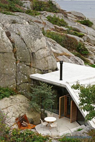 Sandefjord, Norveç'te güneşli kayalık sahillerinde şeffaf duvarları olan ev