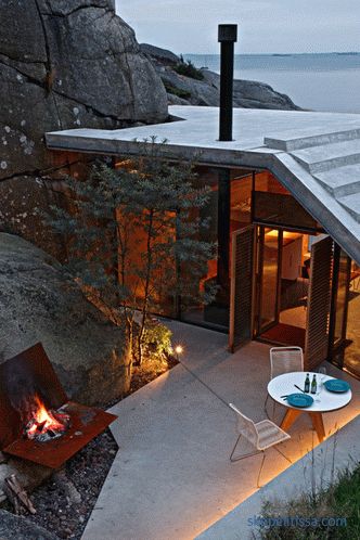 Sandefjord, Norveç'te güneşli kayalık sahillerinde şeffaf duvarları olan ev