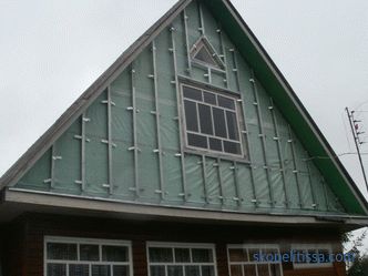 Çatı mastarı, ahşap mastar, özel bir evin mastar ve mansard çatısının dekorasyonu