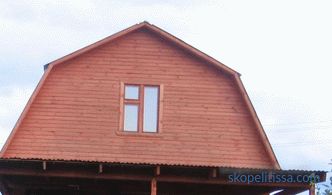 Çatı mastarı, ahşap mastar, özel bir evin mastar ve mansard çatısının dekorasyonu