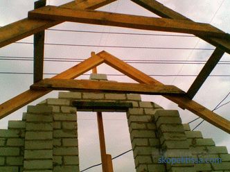 Evin çatısının inşası - inşaatın aşamaları ve elemanların sabitleme yöntemleri
