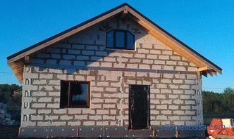 Bir evin 9 ile 9 arasındaki bir çatı katının planlanması - proje seçiminin avantajları ve dezavantajları
