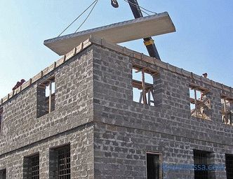 Daimi ikamet için bir ev inşa etmek daha iyi: malzemelerin gözden geçirilmesi