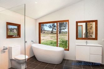 Pencereli özel bir evde banyo tasarımı, kır evlerinde projeler, modern fikirler, fotoğraflar